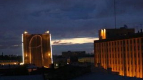 Такой рисунок "вырос" напротив здания ФСБ в Санкт-Петербурге.