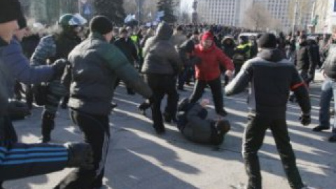 В Донецке на митинге против фашизма и экстремизма "титушки" подрались между собой