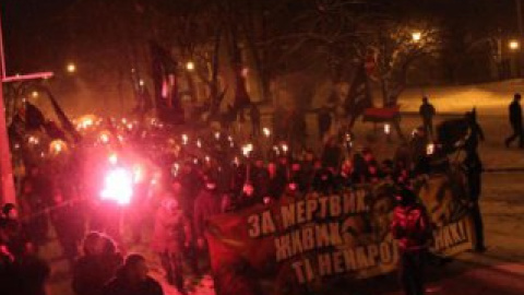 В руках они также держали плакат "За мертвих, живих та ненароджених". Фото: Василь Трухан для Ukranews