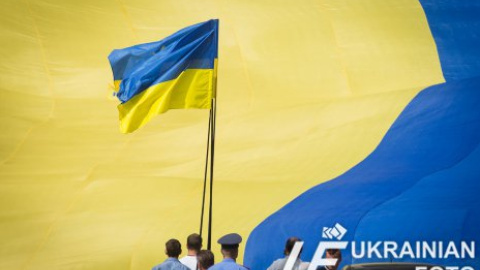 В Киеве развернули самый большой флаг Украины