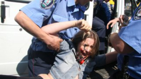 21 мая на открытии Дней Европы FEMEN провели контр-акцию "Дни до жопы, берите в Европу!".