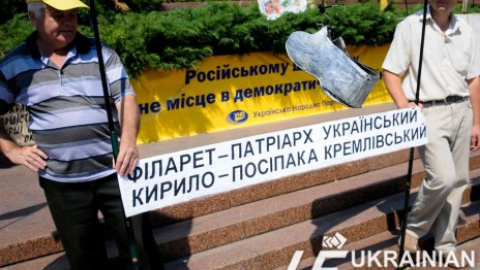 Кириллу принесли в подарок серебряную калошу