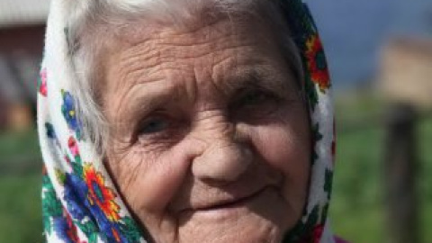 Бабушка с котом живет в российской глубинке.