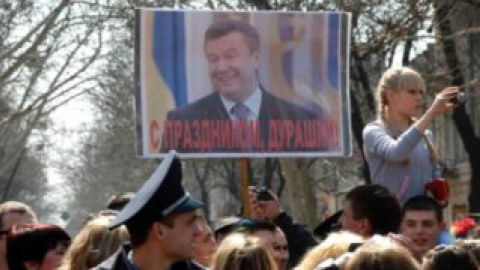 Правоохранители плакат отобрали, а самого одессита, по данным издания, якобы избили.