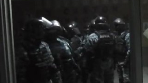 В здании находится "Беркут". Скриншот видео с Youtube