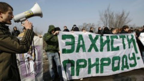 Кроме митинга, на Пейзажной аллее прошло сатирическое представление уличного театра.