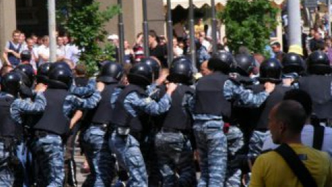 сейчас на Михайловской площади находится около 300 сотрудников спецподразделения "Беркут" со спецтехникой.