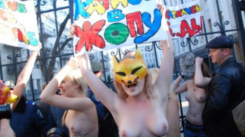 Активистки Femen провели акцию "Сказочная страна"