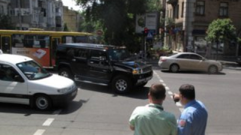 Hummer двигался по улице Тарасовской и поворачивал на Саксаганского.