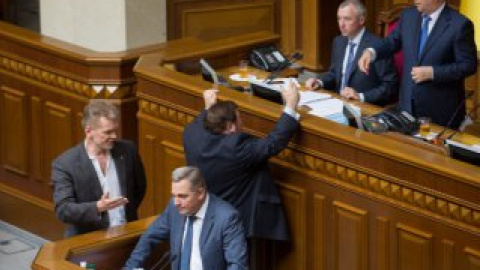 Швайка подошел к трибуне, за которой стоял Мярковский, и призвал покинуть ее.