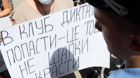 Умершие диктаторы "пришли" поздравить Януковича