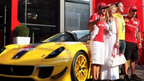 Ключи от желтого суперкара вручил сам президент Ferrari Лука ди Монтедземоло.