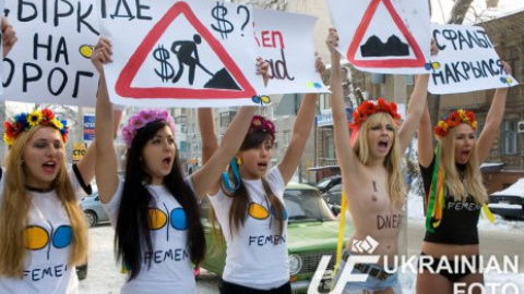Акция Femen в Днепропетровске: "Асфальт накрылся!"