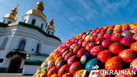 В Лавре появилась скульптура из писанок