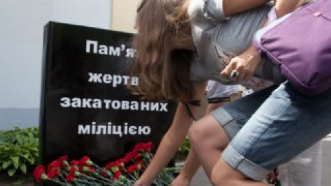 Активисты возложили к памятнику красные гвоздики.