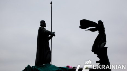 В столице обвалился памятник основателям Киева
