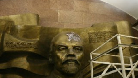 Горельеф Ленина на "Театральной".