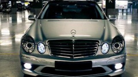 Среди автомобилей, обслуживающих "Нефтегаз" – Mercedes Benz E280.