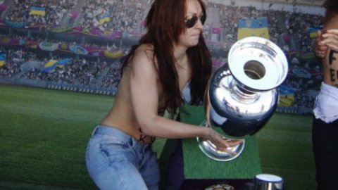 Femen снова бросили на землю кубок Евро-2012