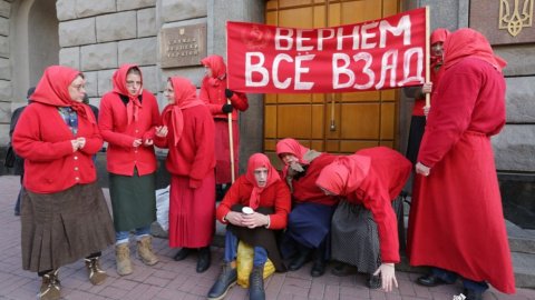 Возле СБУ митинговали "бабушки" в красном