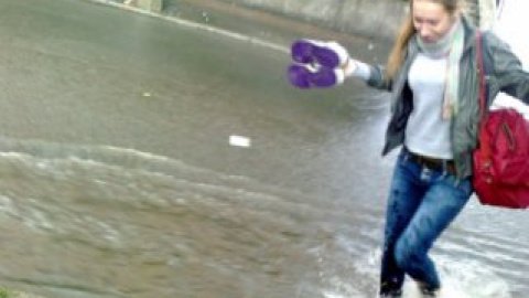 Люди и машины оказались в водяной ловушке.