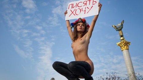Как активистка Femen без штанов туалет искала