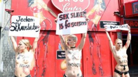 Активистки Femen атаковали старейший в Европе квартал "красных фонарей". Фото Femen