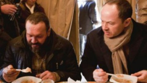 Тигипко поел кашу с бездомными
