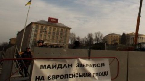 На Европейской площади полтысячи людей требуют отставки всей власти (фото)
