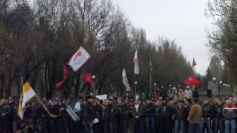 В Запорожье 500 человек митингуют за федерализацию Украины