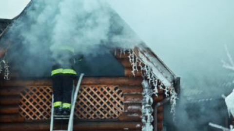Огнем уничтожено помещение ресторана, повреждены кровли пристроенных залов для торжественных мероприятий.