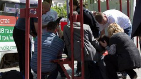 В результате взрывов пострадали 30 человек, 26 из которых, в том числе 11 детей, были госпитализированы.