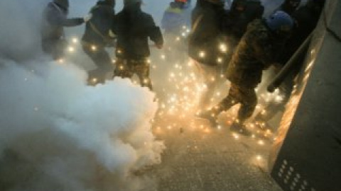 "Беркут" попытался атаковать митингующих на улице Грушевского