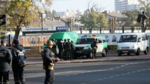 Правоохранители в касках, бронежилетах и с автоматами.