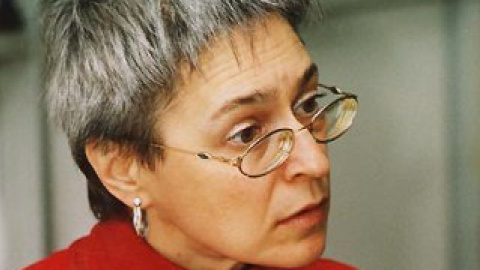 Политковскую убили в лифте своего дома в Москве в 2006 году.