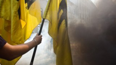 Наряд милиции у здания президентской Администрации был усилен.