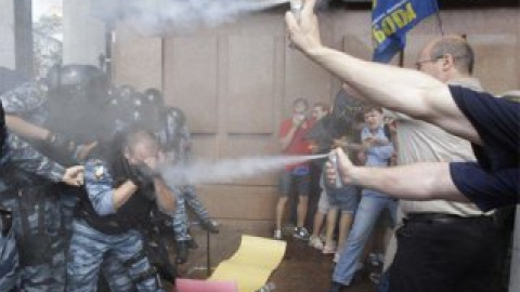 Слезоточивый газ распылялся с обеих сторон.