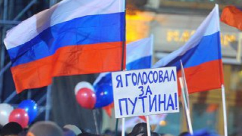 По последним данным, на площади собралось более ста тысяч человек.