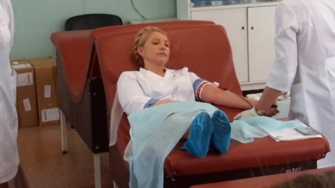 Тимошенко сдала 0,4 литра крови в помощь военным