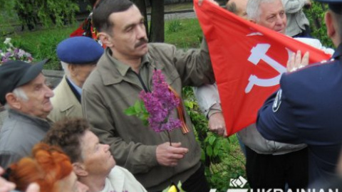 Драка из-за красного флага на Холме Славы во Львове