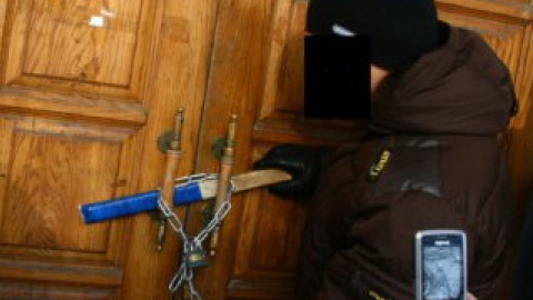 Молодежная организация заблокировала и забросала дымовыми шашками избирательный участок в Киеве