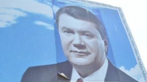 К портрету экс-Президента Виктора Ющенко приклеили фото Виктора Януковича.