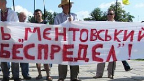 Требования и лозунги демонстрантов в разных городах звучали по-разному.