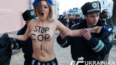 Femen провели акцию "Возьми меня!" у ГУ МВД