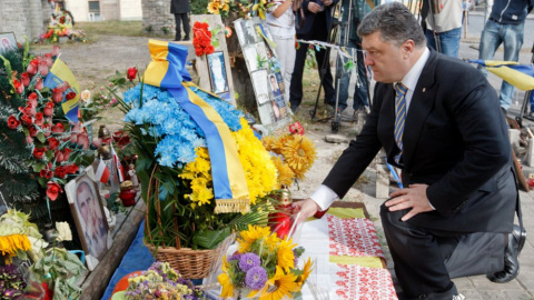Порошенко поклав квіти до Хреста на місці загибелі Небесної Сотні