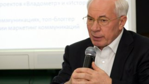 Азаров написал, что свободно говорит на украинском.