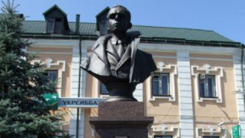 Памятник Бандере на центральной площади Кременца.