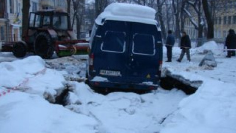 На Соломенке провалился асфальт.