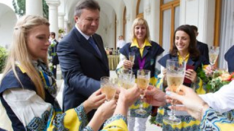 Янукович поздравил олимпийцев.