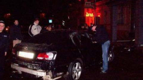 На место происшествия сразу приехали милиционеры и сотрудники МЧС.